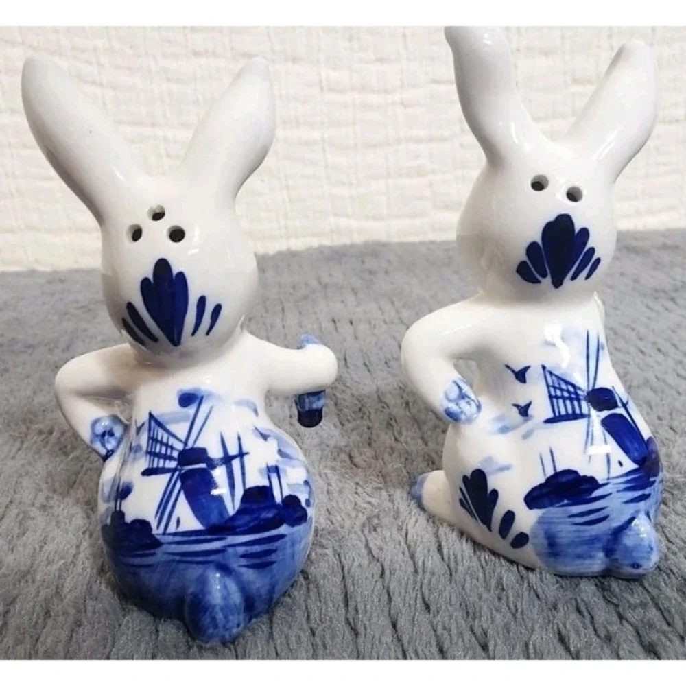 Vintage Bunny Rabit Salt And Pepper Shakers‎ Unmarked White Blue Ceramic